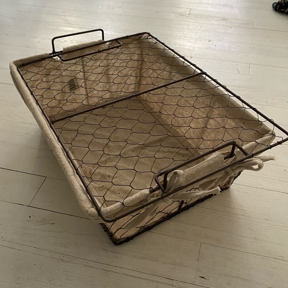Vintage style basket with linen liner